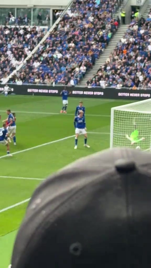 欣喜若狂😱！实拍：舍什科暴力头槌曾一度让曼联球迷看到胜利