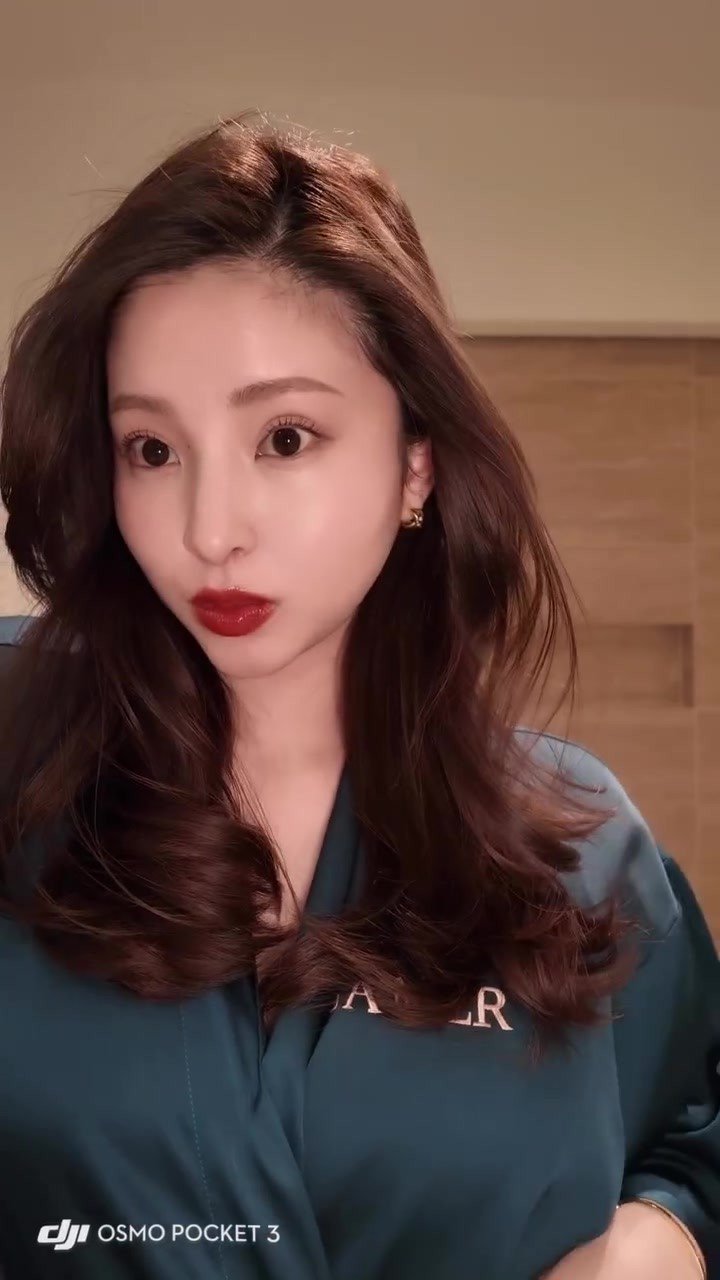 被堂安律老婆的温柔眼神拿捏了！这绝美状态谁能不迷糊💋